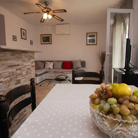 Miljenko Tomic Apartment Splitska