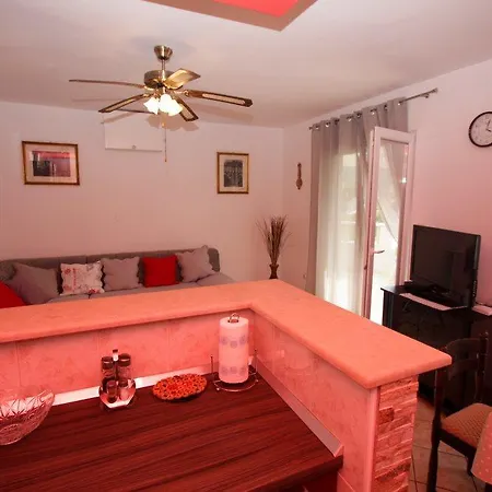 Miljenko Tomic Apartment Splitska